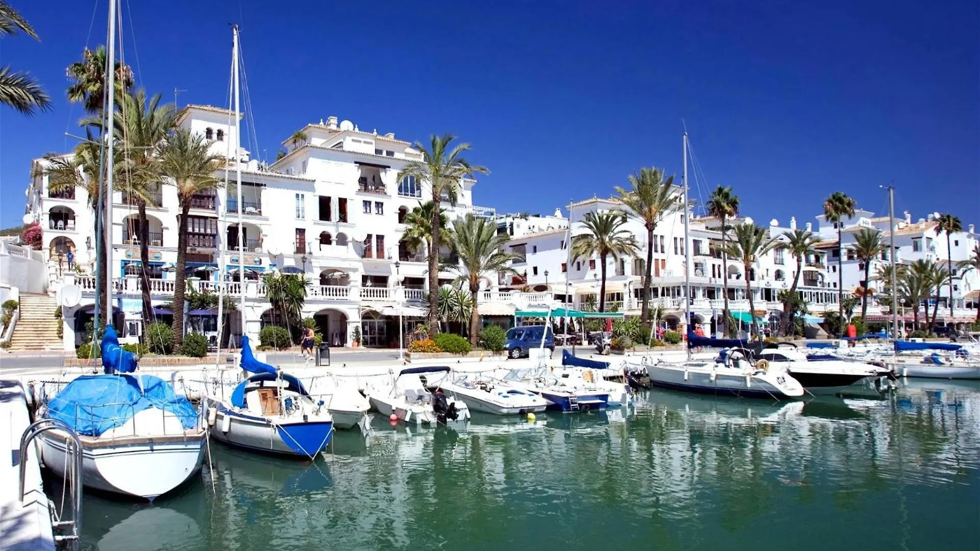 Gorgeous 3-Bedroom Penthouse With Expansive Terrace In Casares Costa Buenas Noches Spain